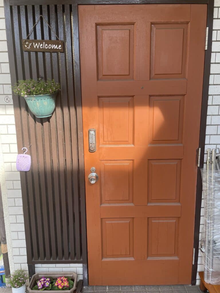 ペンキで塗られた玄関ドア