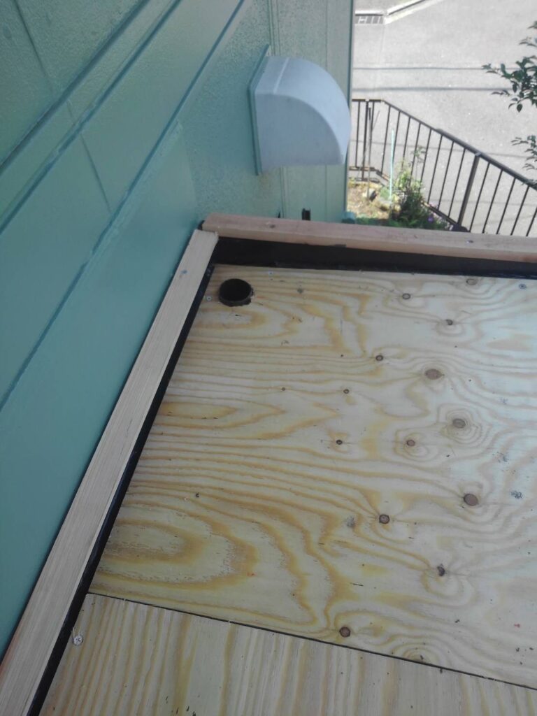 玄関屋根　カバー工法